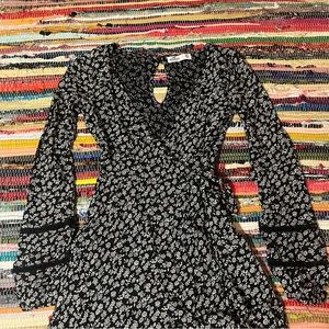Hollister Wrap Around Flower Long Sleeve Dress. Size Xs. Never worn.